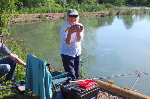 Brickyard Fishery-lady-with-carp1